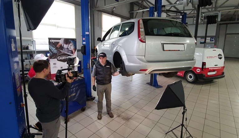 Moskva Hlavní technik natáčí video o brzdových dílech v automobilovém průmyslu