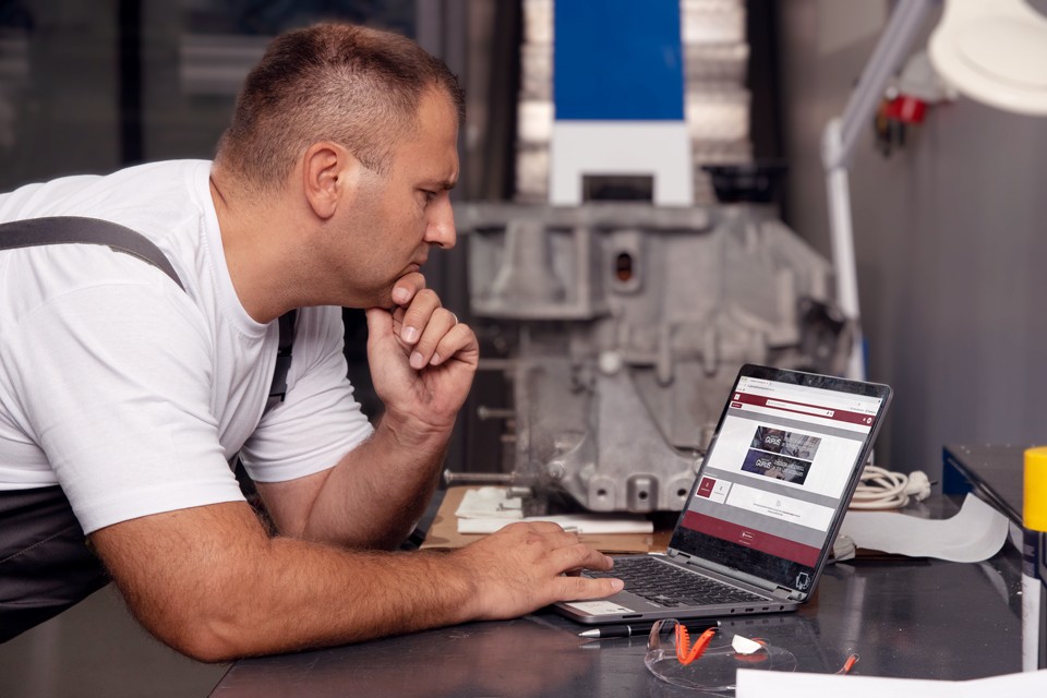 Mechanic at e-learning platform Mechanic doing online courses in the e-learning platform