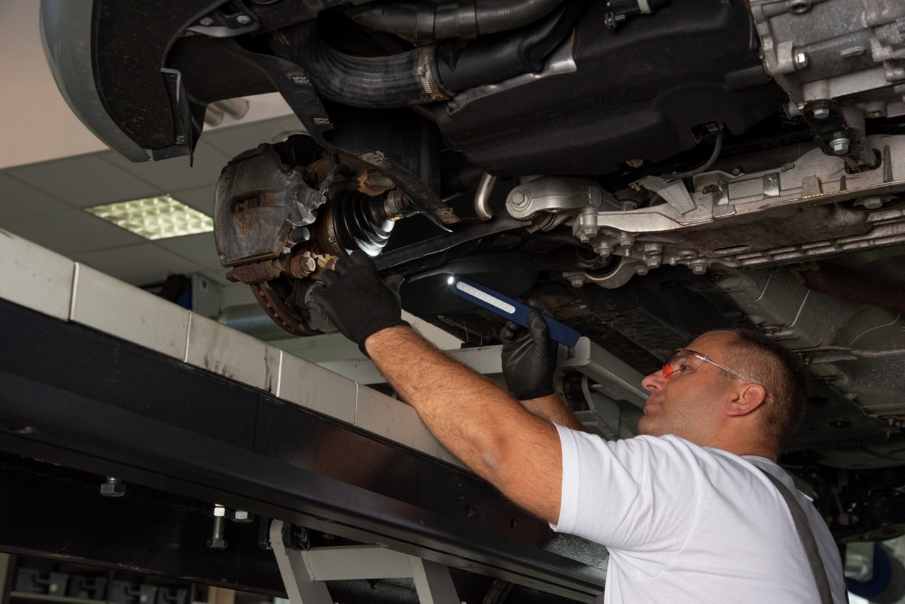 ZAM_6153 copy mechanic checking steering and braking parts